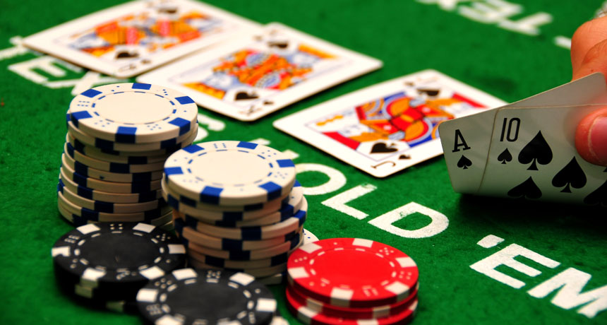 Spelbord med pokerspel med spelkort och spelmarker